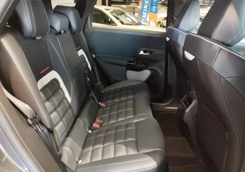 Vue intérieure côté droit des sièges arrière en cuir noir avec surpiqûres blanches et inserts gris du Citroën C5 Aircross 2026.
