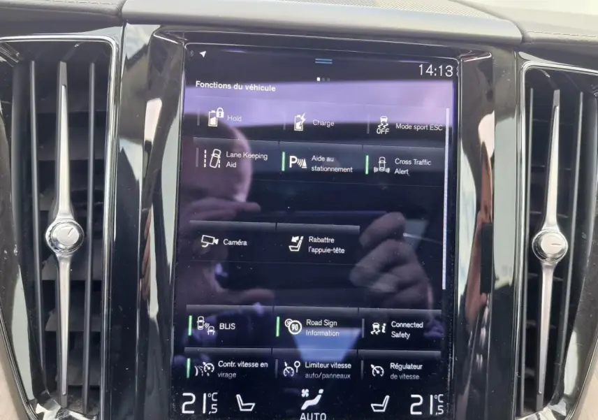 Écran tactile central du tableau de bord du Volvo XC60 noir, affichant les fonctions d’aide à la conduite.