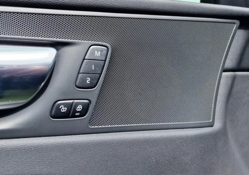 Détail de la porte avant gauche du Volvo XC60 noir 2021 avec commandes mémoire sièges et verrouillage.