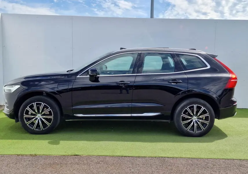 Profil côté gauche du Volvo XC60 noir 2021 avec jantes alliage 19 pouces et toit panoramique visible.