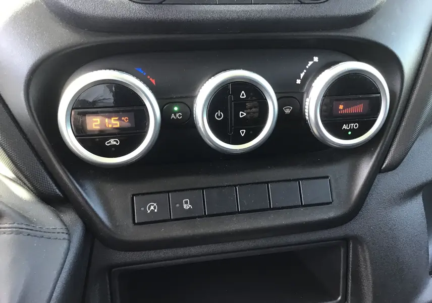 Commandes de climatisation avec affichage digital à 21,5°C sur un IVECO Daily Fourgon blanc version 2022.