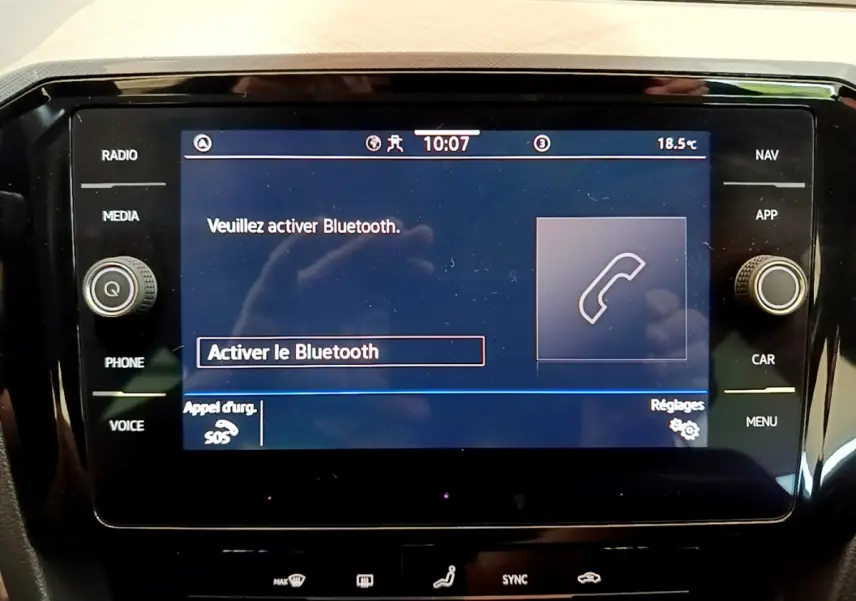 Écran tactile central de la Volkswagen Passat gris foncé 2021 affichant l'activation du Bluetooth.