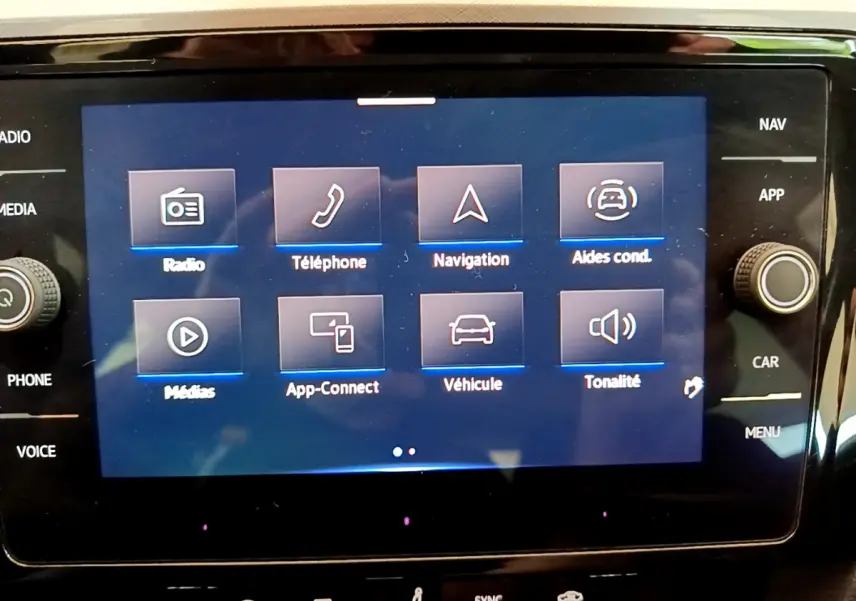 Écran tactile central affichant les menus multimédias et navigation de la Volkswagen Passat 2021, finition Business.