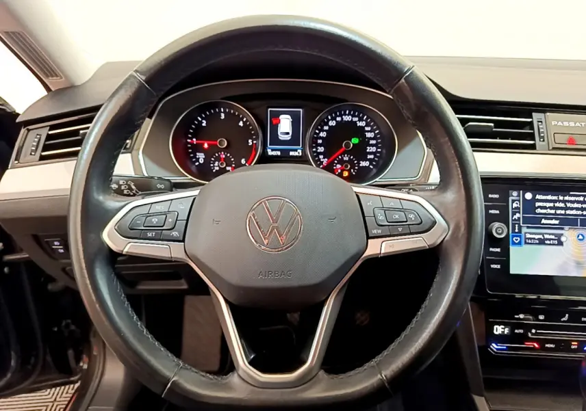 Vue rapprochée du volant cuir noir et du tableau de bord digital de la Volkswagen Passat 2.0 TDI 2021.