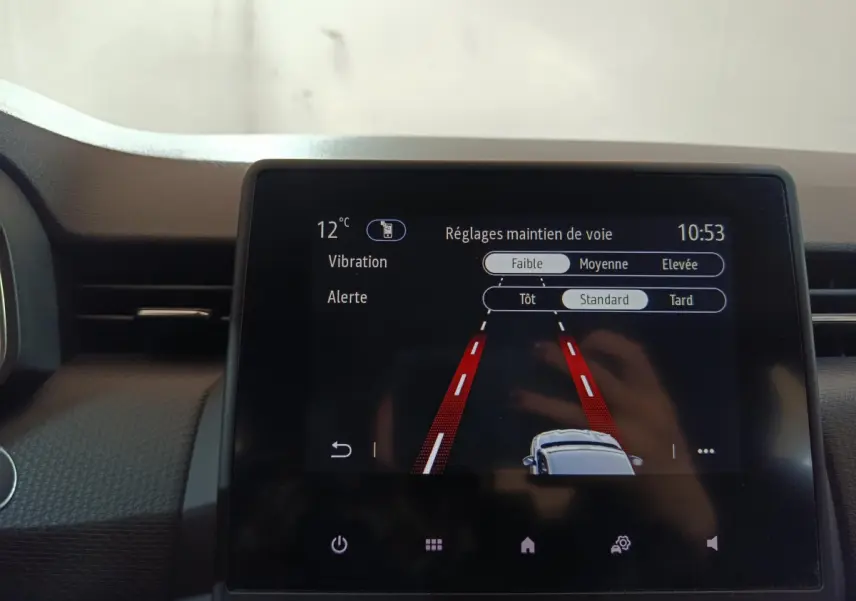 Écran tactile central de la Renault Clio Business blanc montrant les réglages du maintien de voie.