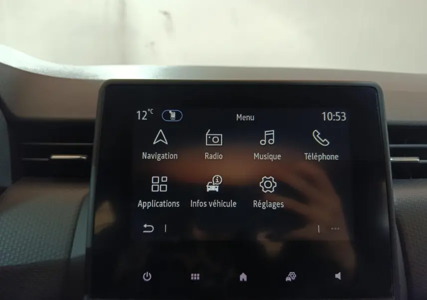 Écran tactile central de la Renault Clio Business TCe 90 blanc 2021 affichant le menu principal multimédia.