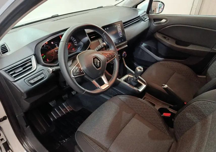 Intérieur avant droit de la Renault Clio Business TCe 90 2021 avec volant cuir et écran tactile central.