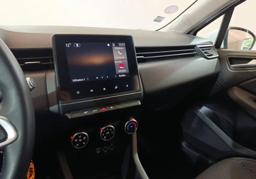 Intérieur de Renault Clio Business TCe 90 2021, vue côté passager sur tableau de bord et écran tactile central.