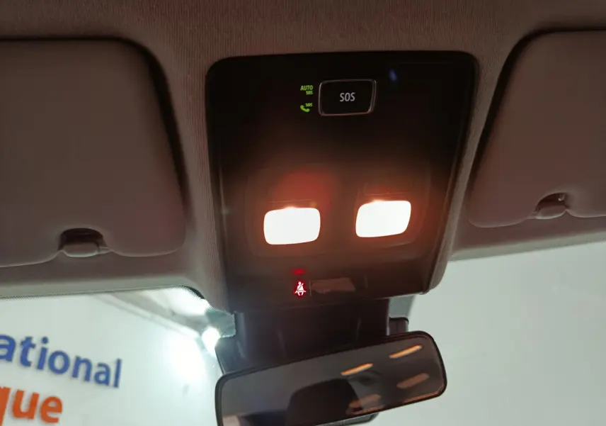 Plafonnier avec éclairage intérieur allumé et bouton SOS visible dans une Renault Clio Business blanche 2021.