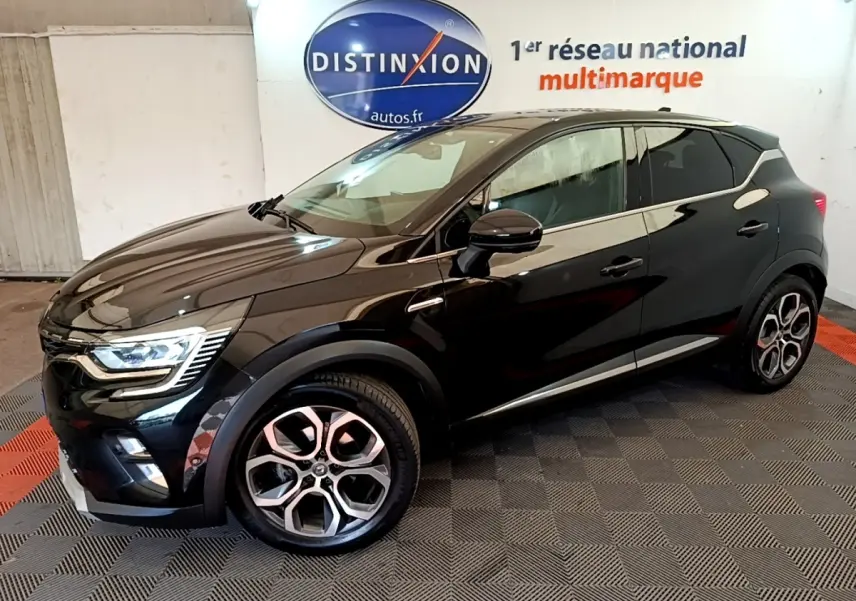 Renault Captur Business noir, vue 3/4 avant droit, avec jantes alliage et feux LED distinctifs.