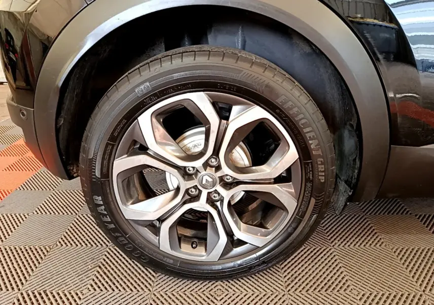 Gros plan sur l'aile arrière droite noire d'un Renault Captur 2021 avec passage de roue et partie de la roue visible.