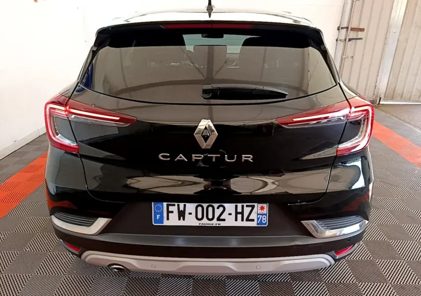 Vue arrière du Renault Captur noir 2021 avec feux LED caractéristiques et plaque d'immatriculation française visible
