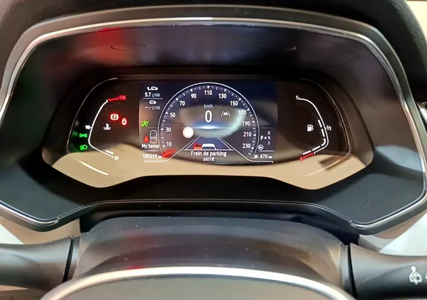 Tableau de bord numérique du Renault Captur Business Blue dCi 115 EDC 2021, affichage multifonctions et compteurs lumineux.