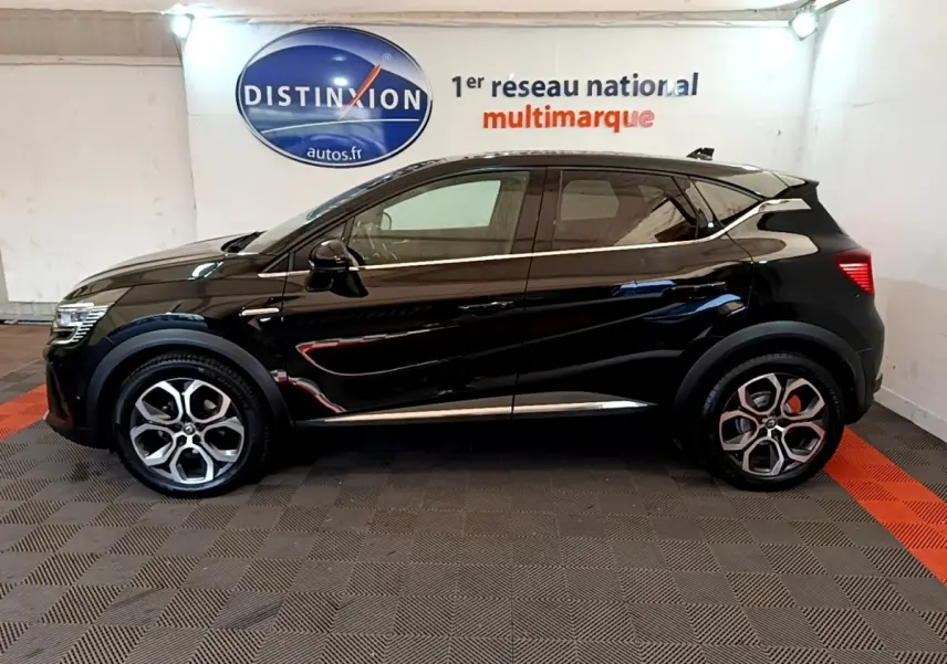 Profil droit d’un Renault Captur Business noir 2021, avec jantes alliage et feux arrière LED distinctifs.