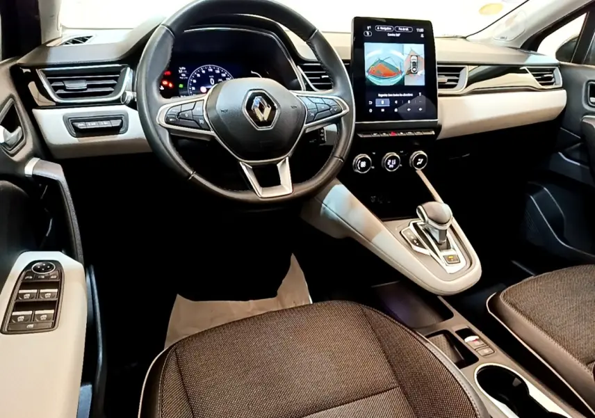 Vue intérieure du tableau de bord et volant noir de la Renault Captur Business 2021 avec écran tactile central vertical.