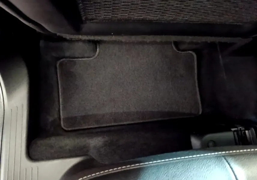 Détail du tapis de sol noir côté passager arrière du Renault Captur Business Blue dCi 115 EDC 2021.