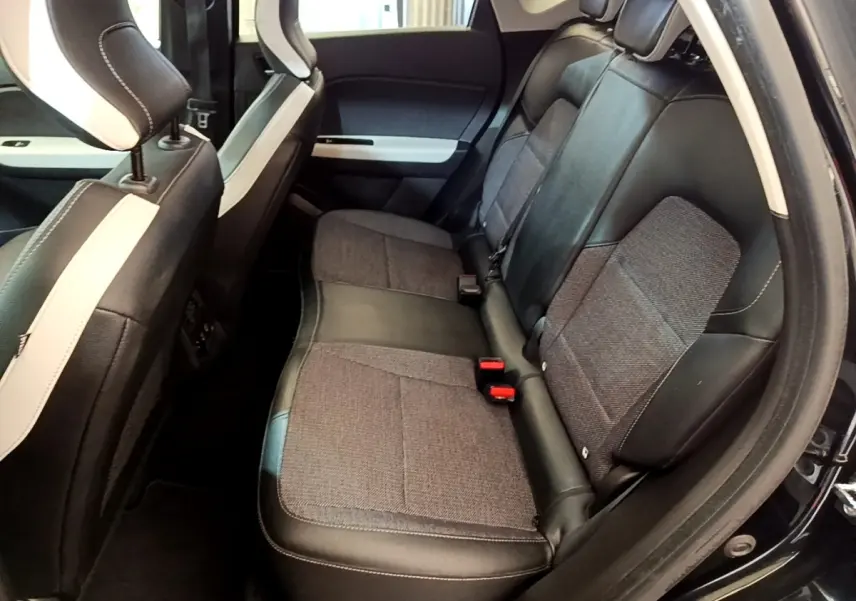 Vue intérieure côté droit sur la banquette arrière noire et grise du Renault Captur Business 2021, avec détails cuir et tissu.