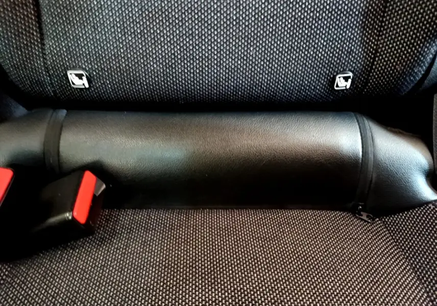 Gros plan sur la banquette arrière noire du Renault Captur 2021 avec ceintures de sécurité et fixation Isofix visibles.