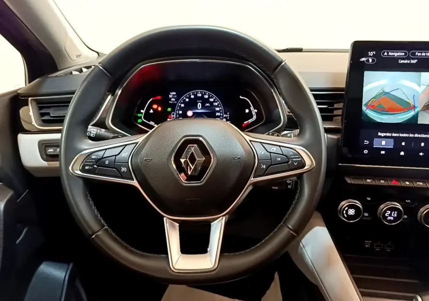 Vue rapprochée du volant multifonctions noir et du tableau de bord digital du Renault Captur Business 2021.