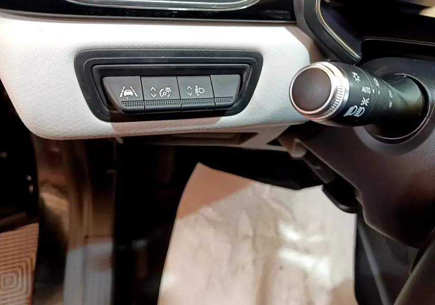 Vue rapprochée des commandes d'assistance à la conduite sur tableau de bord clair du Renault Captur Business 2021.