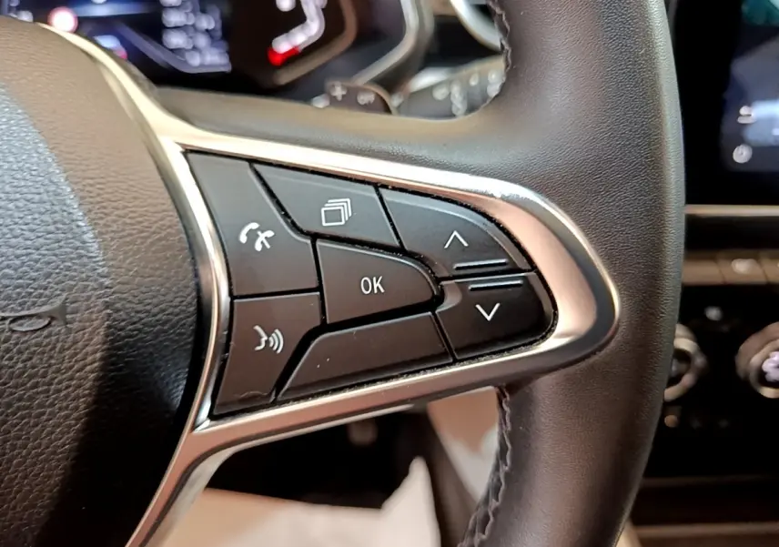 Gros plan sur les commandes multifonctions noires à droite du volant cuir noir du Renault Captur Business 2021.