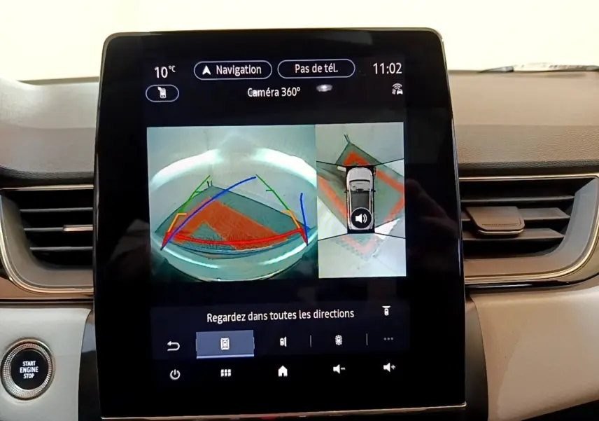 Écran tactile central du tableau de bord du Renault Captur Business noir, affichant la caméra 360° en vue arrière.