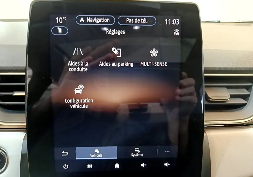 Écran tactile central du tableau de bord du Renault Captur Business noir, affichant les réglages d’aides à la conduite.