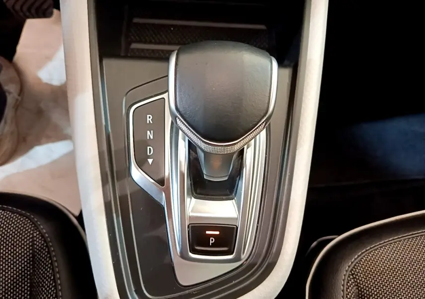 Le levier de vitesses automatique noir et chrome du Renault Captur Business, vue plongeante sur la console centrale.