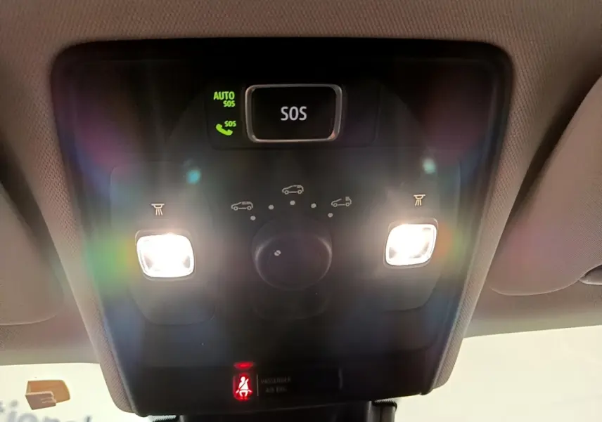 Vue intérieure du plafonnier noir du Renault Captur 2021 avec éclairage de lecture et bouton SOS allumé.
