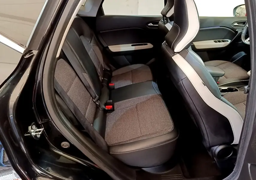 Vue intérieure côté gauche montrant la banquette arrière et siège avant du Renault Captur Business noir 2021.