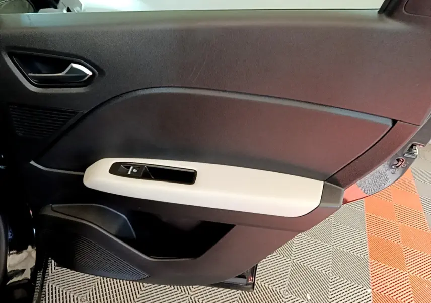 Vue intérieure du panneau de porte avant gauche noir et beige du Renault Captur Business 2021 avec commande de vitre électrique.