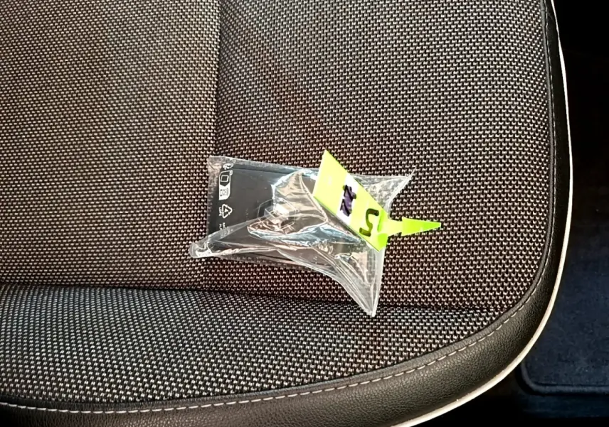 Gros plan sur la sellerie noire texturée du siège avant droit du Renault Captur Business 2021 avec surpiqûres claires.