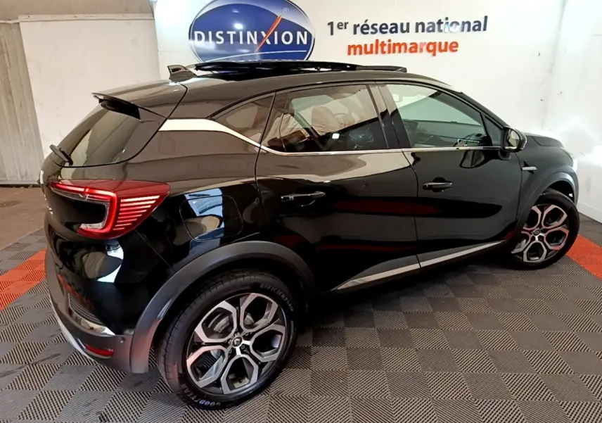 Vue 3/4 arrière droite du Renault Captur Business noir, avec jantes alliage et feux arrière LED distinctifs.