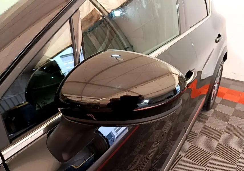 Gros plan sur le rétroviseur droit noir brillant du Renault Captur Business Blue dCi 115 EDC 2021, vue latérale.