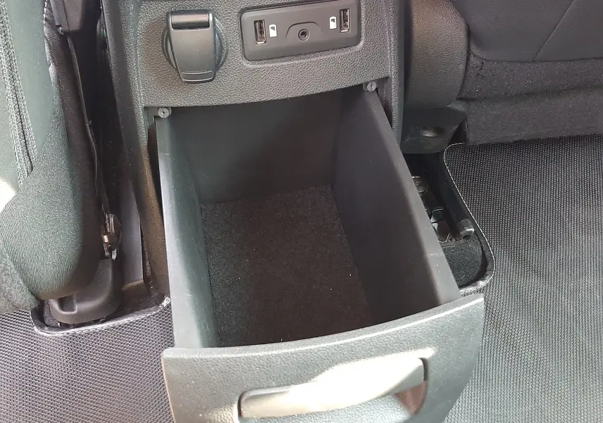 Tiroir de rangement ouvert à l'arrière d'une Renault Scenic IV 2018, avec prises USB et prise 12V visibles.