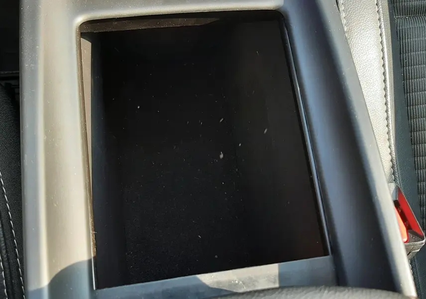Vue rapprochée de la console centrale noire avec rangement ouvert dans le Renault Scenic IV gris Cassiopée toit noir.