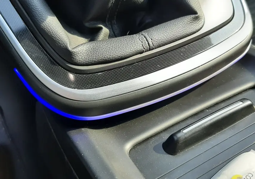 Gros plan sur le levier de vitesses manuel entouré d'un éclairage d'ambiance bleu dans le Renault Scenic IV 2018.