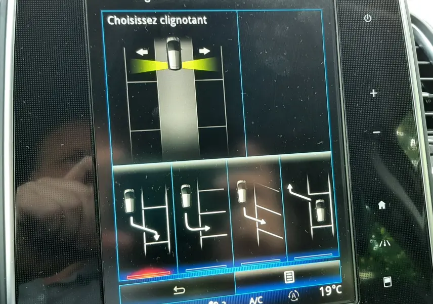 Écran tactile du tableau de bord du Renault Scenic IV 2018 affichant l'aide au stationnement avec vue 360° et commandes climatisation.