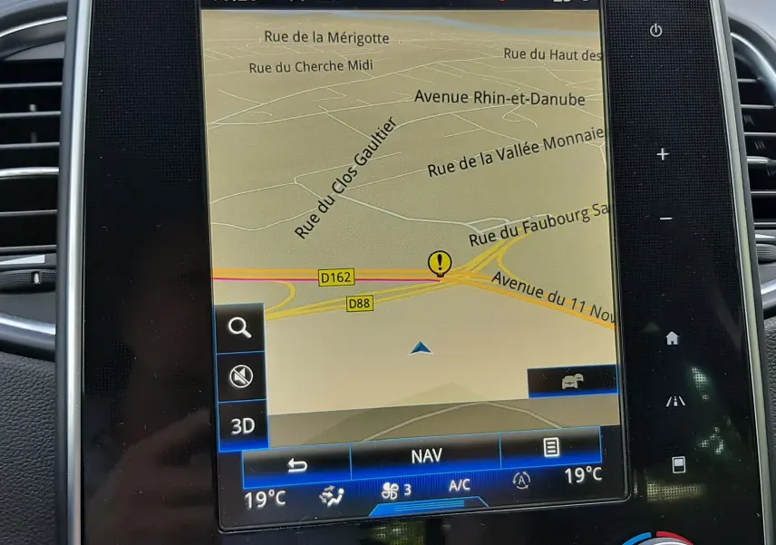 Écran tactile central du Renault Scénic IV 1.6 DCI 130 Intens Bose affichant la navigation GPS en mode carte.