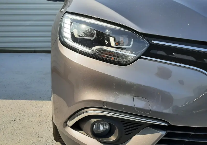Gros plan sur l'avant gauche du Renault Scenic IV gris Cassiopée avec phare LED et antibrouillard intégré.