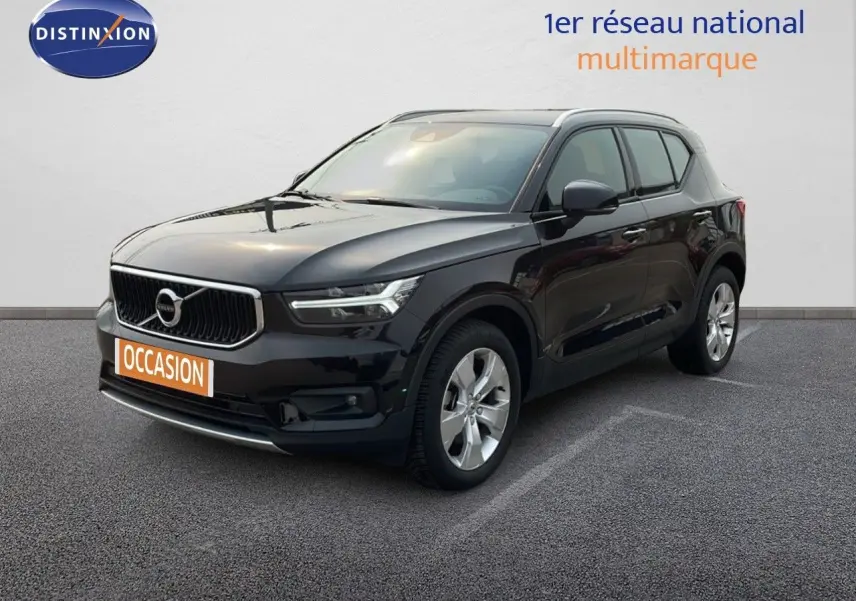 Volvo XC40 noir Onyx Metal en 3/4 avant droit, SUV compact avec calandre distinctive et jantes argentées.