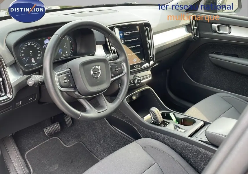 Intérieur du Volvo XC40 noir Onyx Metal, vue côté conducteur sur le volant, tableau de bord et console centrale moderne.