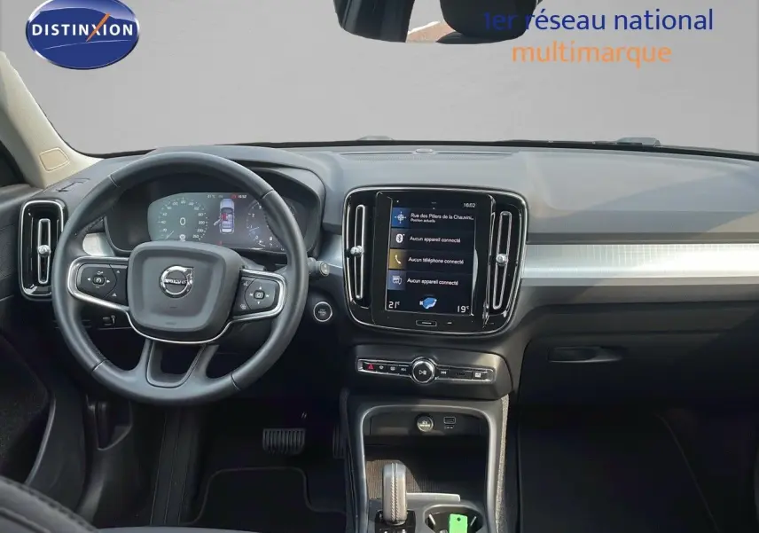 Intérieur du Volvo XC40 noir Onyx, vue frontale du tableau de bord avec écran tactile et volant multifonction.