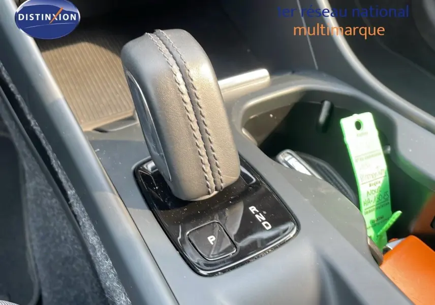 Le levier de vitesses automatique en cuir noir du Volvo XC40 B4 Momentum Sport, vue rapprochée de la console centrale.