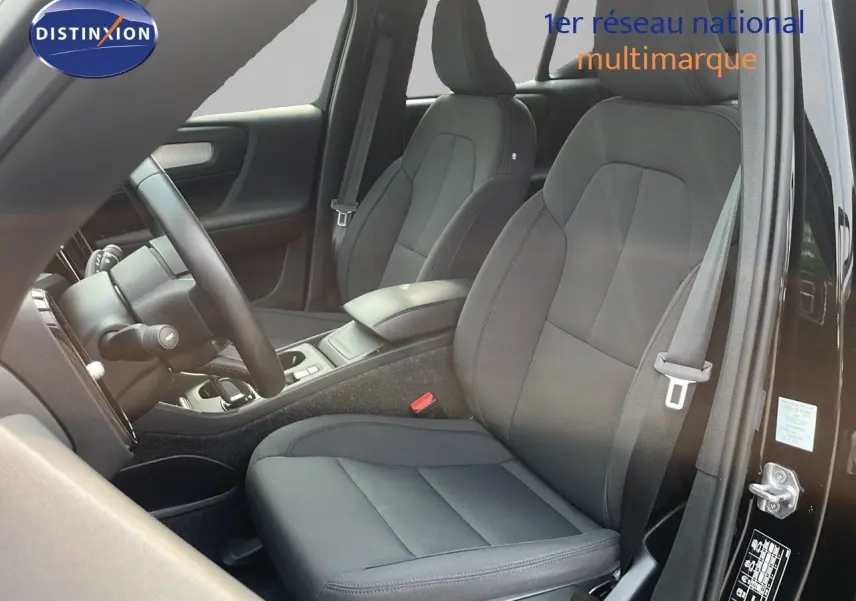 Intérieur noir du Volvo XC40 B4 197CH vu côté conducteur, mettant en valeur les sièges et la console centrale.