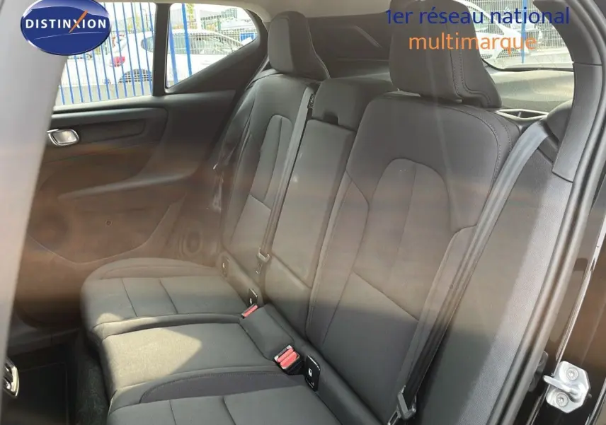 Vue intérieure du siège arrière côté droit du Volvo XC40 noir Onyx Metal, montrant les ceintures et appuie-têtes.