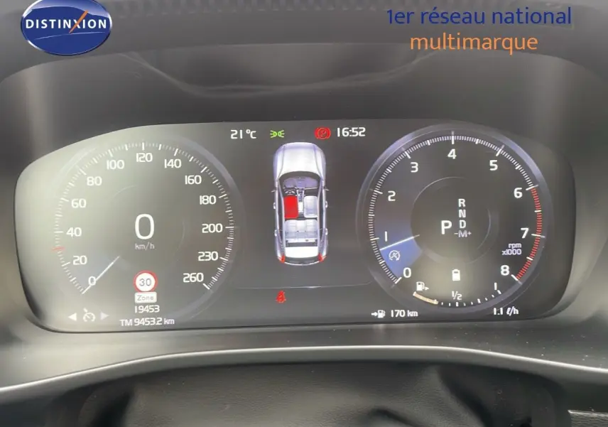 Tableau de bord numérique du Volvo XC40 noir Onyx, affichant vitesse, régime moteur et état des portes ouvertes.