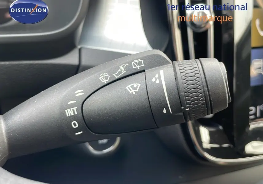 Gros plan sur la manette d'essuie-glace du Volvo XC40 noir Onyx, avec commandes et symboles visibles.