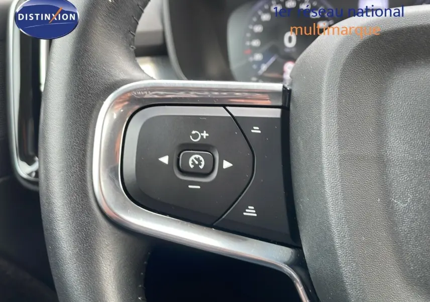 Gros plan sur les commandes de régulateur de vitesse au volant noir du Volvo XC40 noir Onyx Metal 2021.