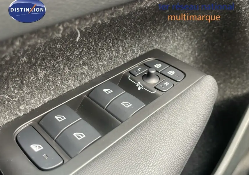 Panneau de commandes des vitres et rétroviseurs côté conducteur d’un Volvo XC40 noir Onyx Metal.